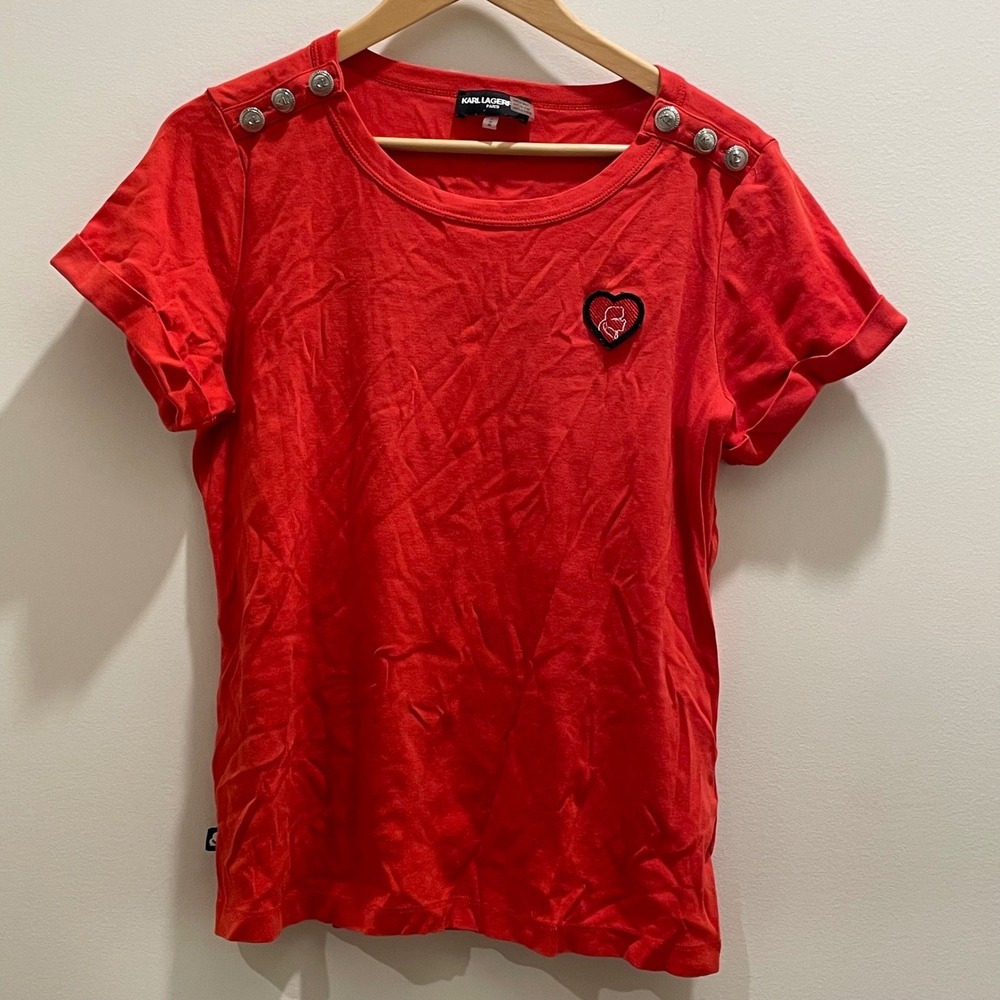 Karl Lagerfeld Paris Red Heart Patch Shoulder Button T-Shirt L1EH7890‎ Womens M